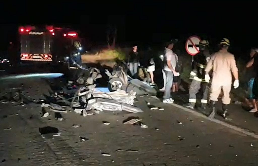Acidente entre carro e carreta deixa uma pessoa morta, na BR-153