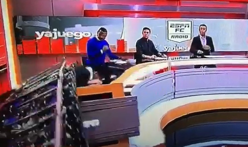 Ao vivo, cenário cai em cima de apresentador da ESPN; assista