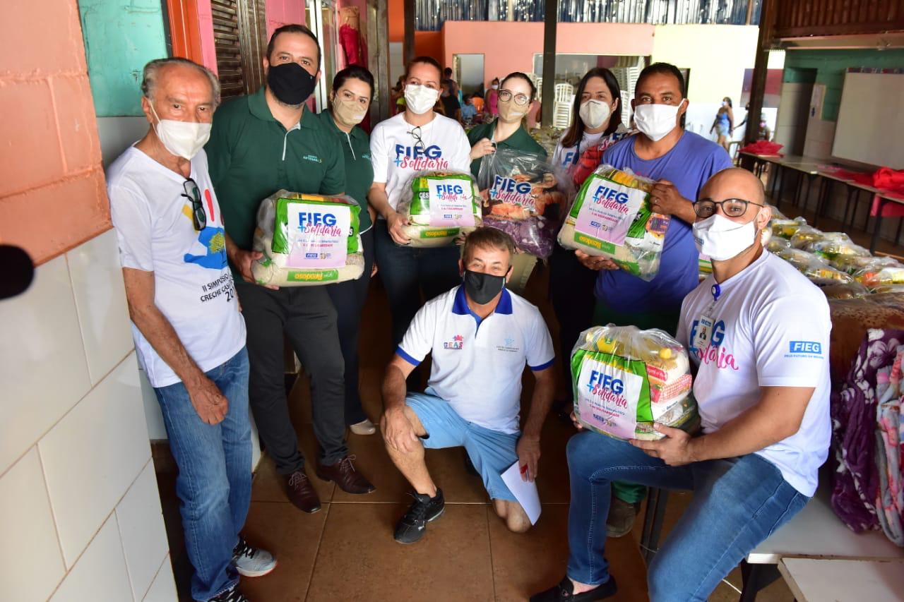 Fieg + Solidária e Farmácia Artesanal distribuem 128 cestas a comunidade vulnerável