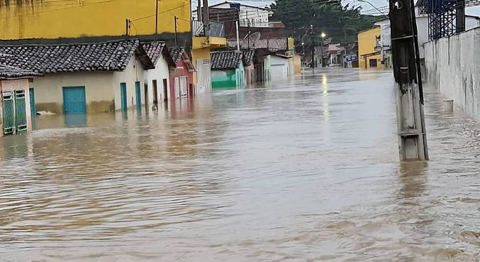 Fortes chuvas interrompem fornecimento de energia em cidades do interior da Bahia