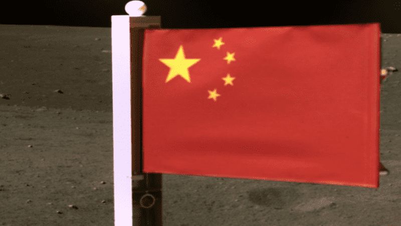 Bandeira da China é hasteada na lua após missão