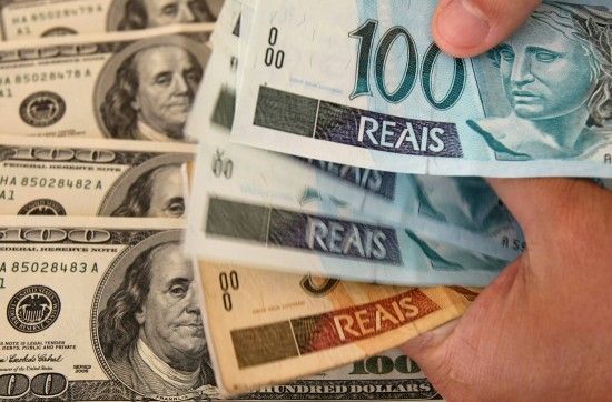 Coronavírus e crise no governo: Dólar passa dos R$ 5,90