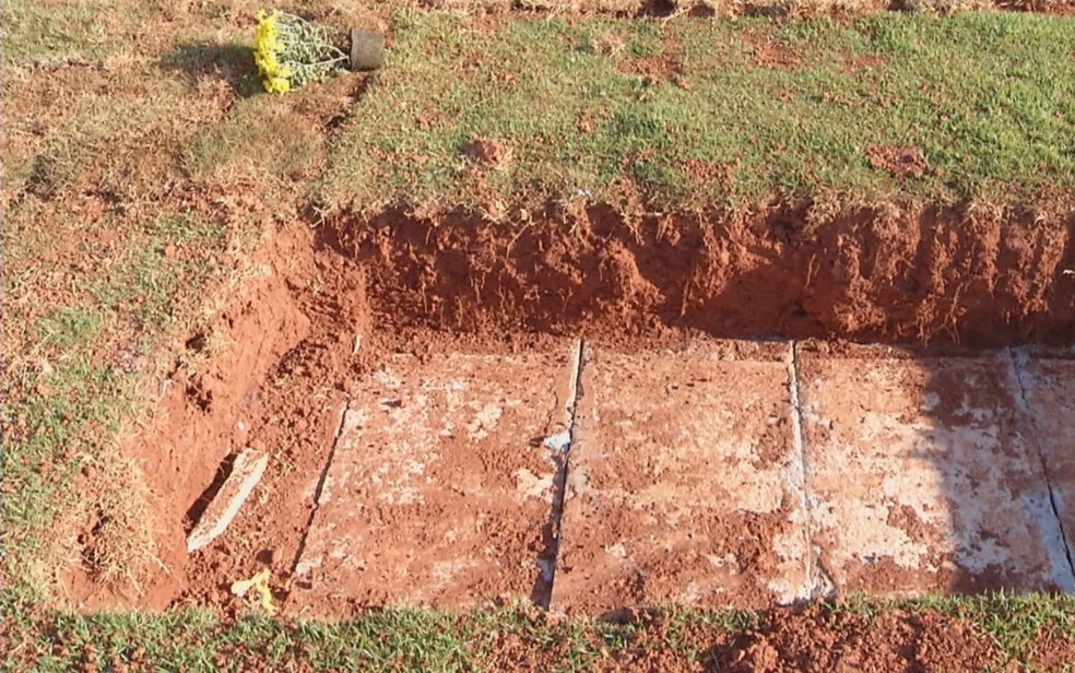 Filho descobre que caixão da mãe sumiu do túmulo, em Cidade Ocidental