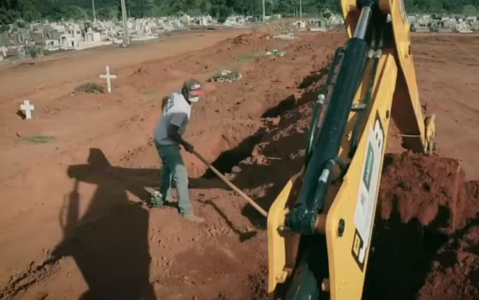 Covid-19: Em vídeo polêmico, prefeitura de Jaraguá abre covas em cemitério para conscientizar população