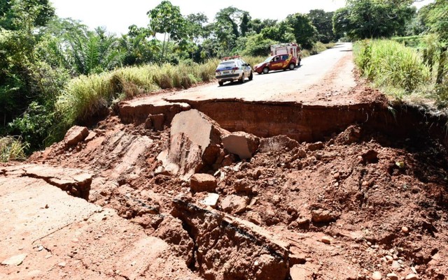 GO-060 é totalmente interditada após bueiro desabar em Israelândia
