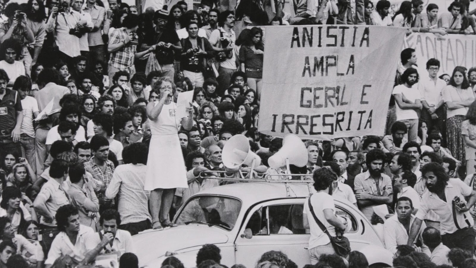 Longa mistura história familiar com ditadura