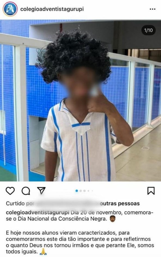 Crianças brancas participam de evento em escola pintadas de preto