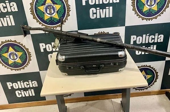 Mulher com bebê é detida em rodoviária com metralhadora na bagagem