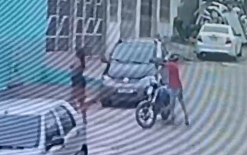 Câmera de segurança flagra momento em que dançarina é morta a tiros em Feira de Santana