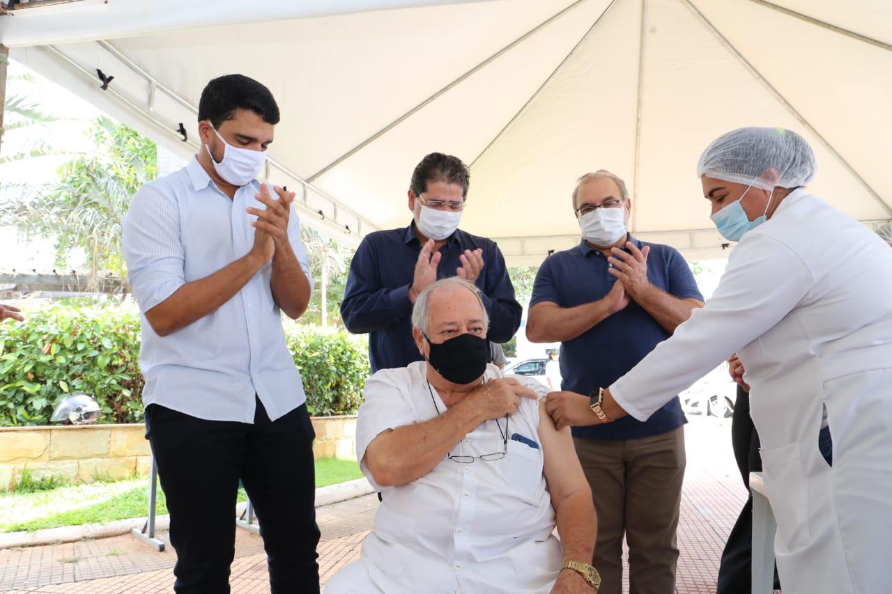 Jânio Darrot participa da vacinação do primeiro trindadense contra Covid-19