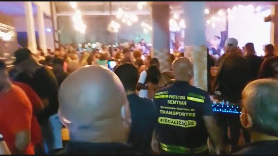 Cerca de mil pessoas foram flagradas em casa de eventos no Rio de Janeiro