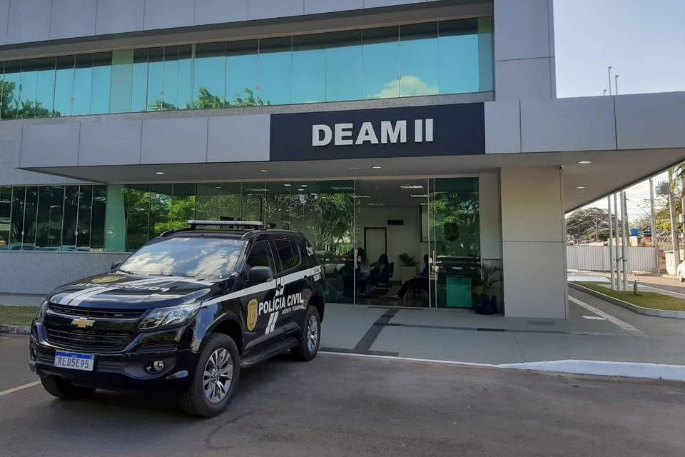 Homem é preso em flagrante enquanto esfaqueava mulher