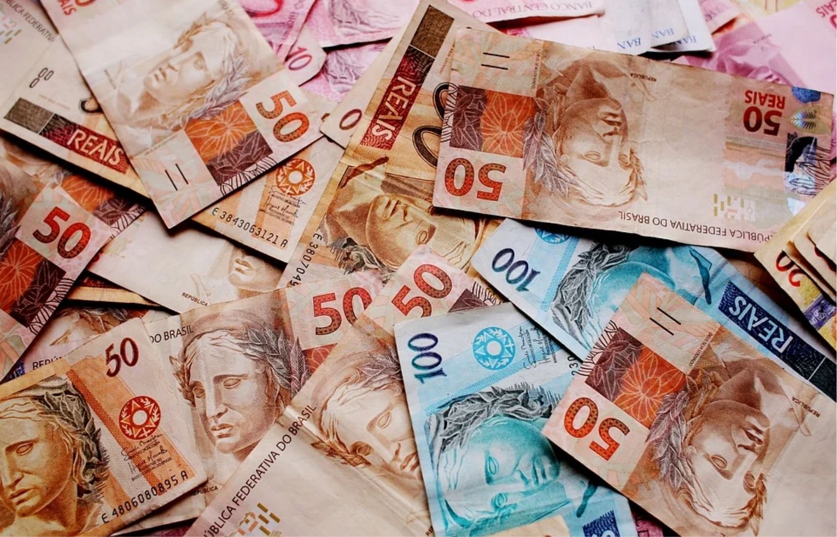 Projeto remaneja R$ 9,3 bilhões do Bolsa Família para o Auxílio Brasil