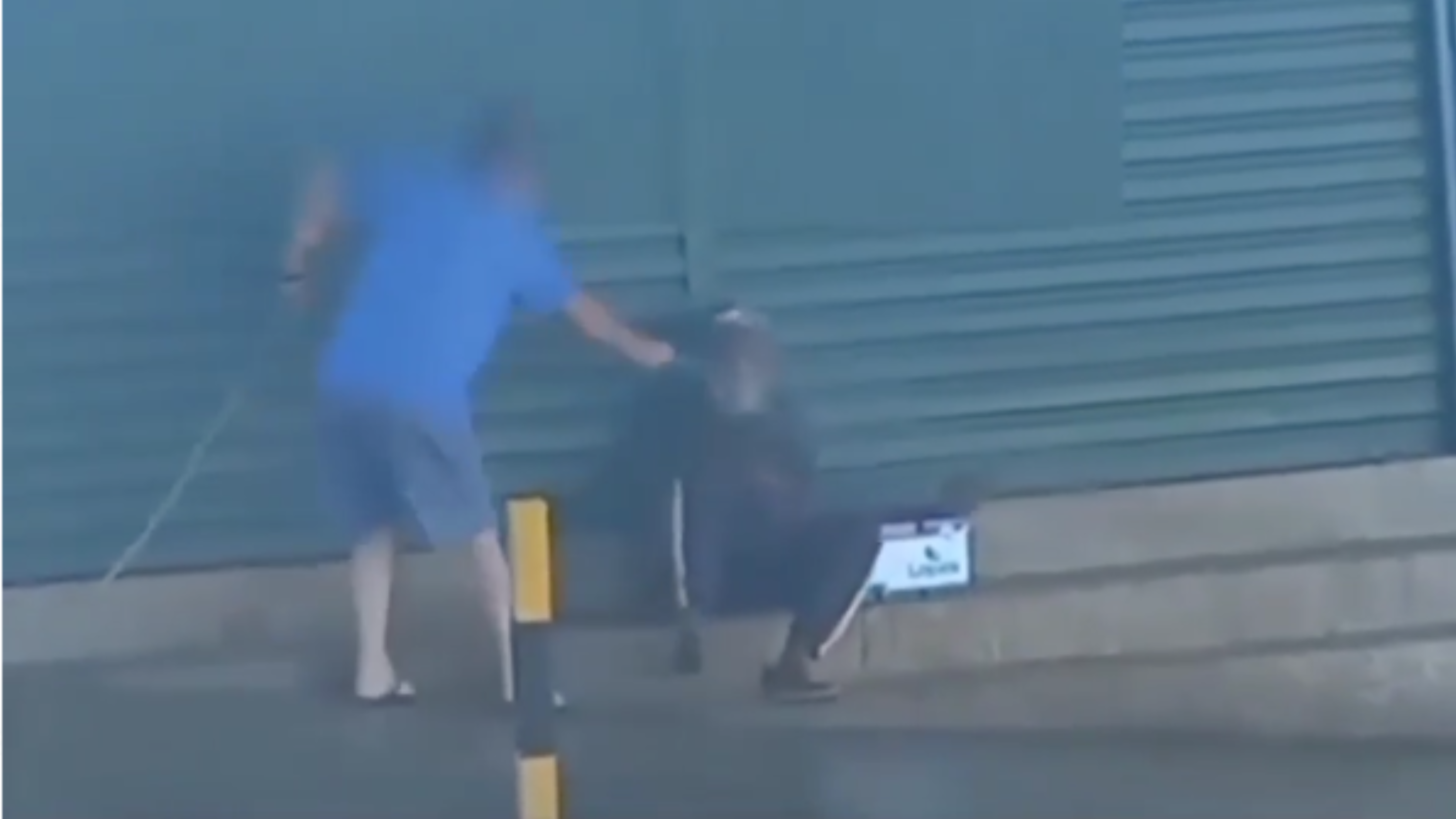 Homem é flagrado jogando água no rosto de morador de rua em Anápolis GO