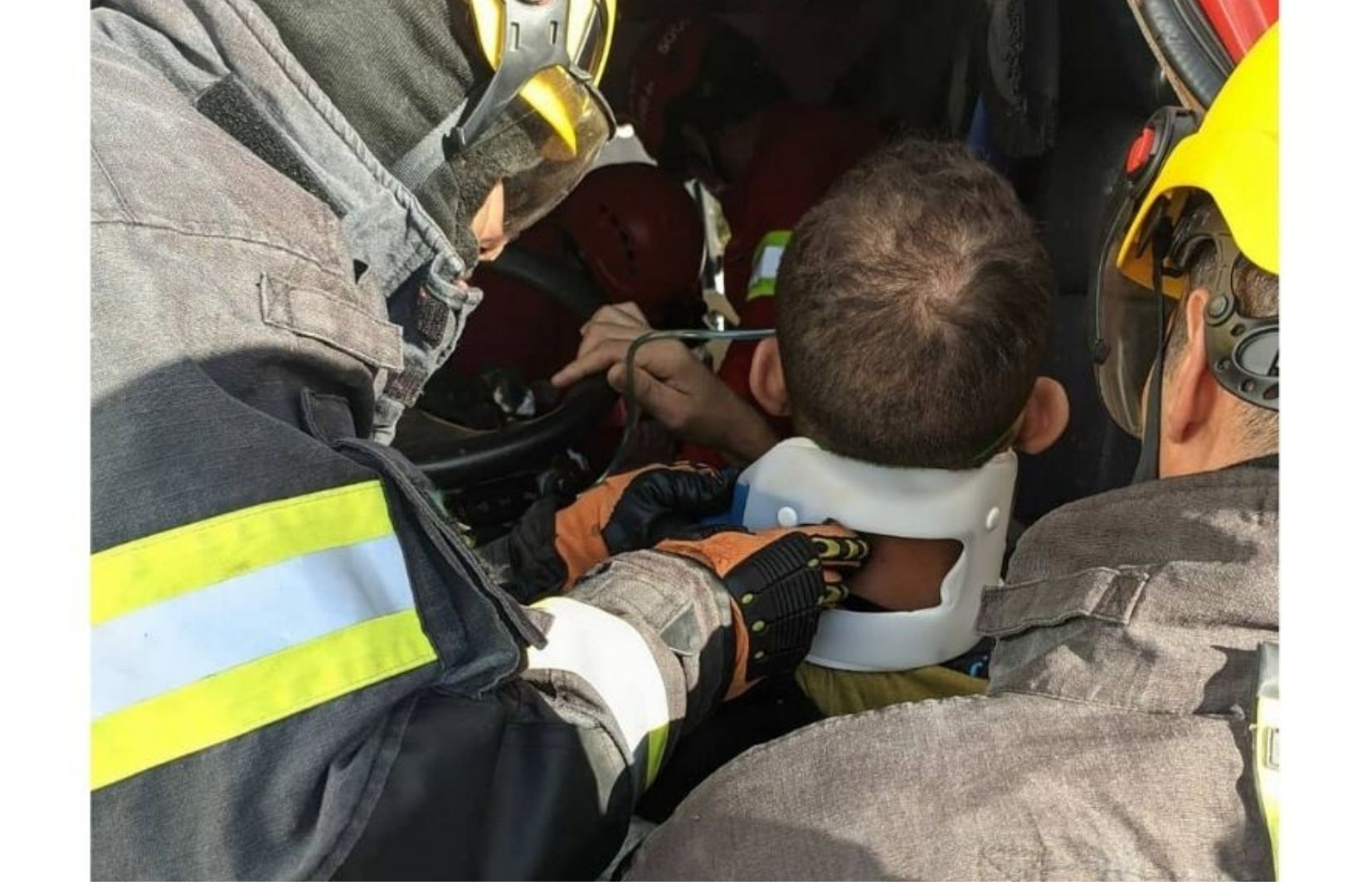 Homem fica preso às ferragens após acidente envolvendo caminhões