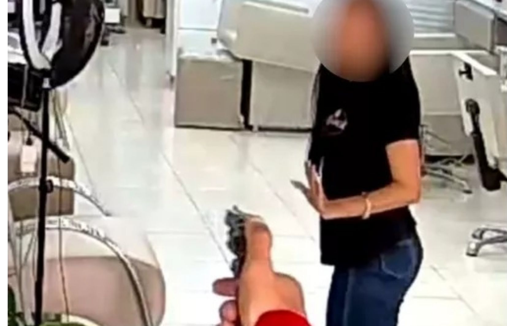 Suspeitos de assaltar salão de beleza são presos