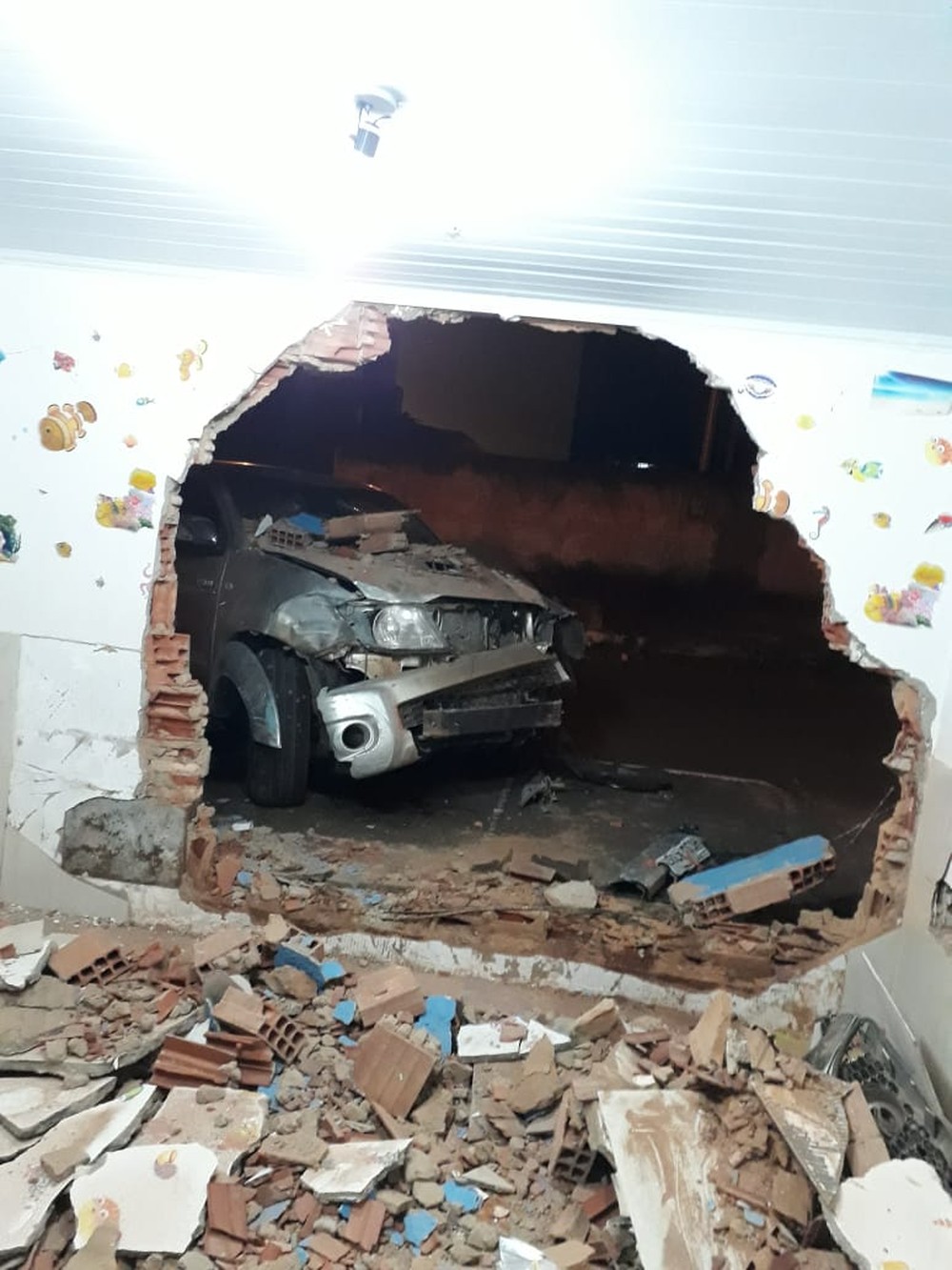 Motorista perde controle da direção e invade berçário em Goiânia