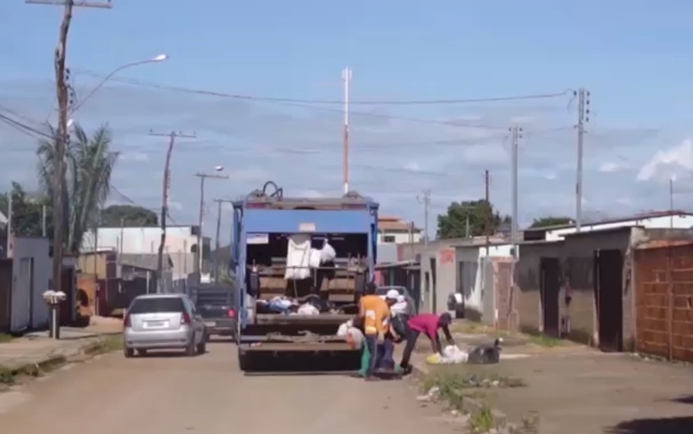 Garis ajudam empresário a encontrar pasta de dinheiro jogada no lixo por engano, em Alexânia
