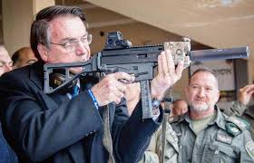 Governo publica decreto sobre armas; civis não podem adquirir fuzis