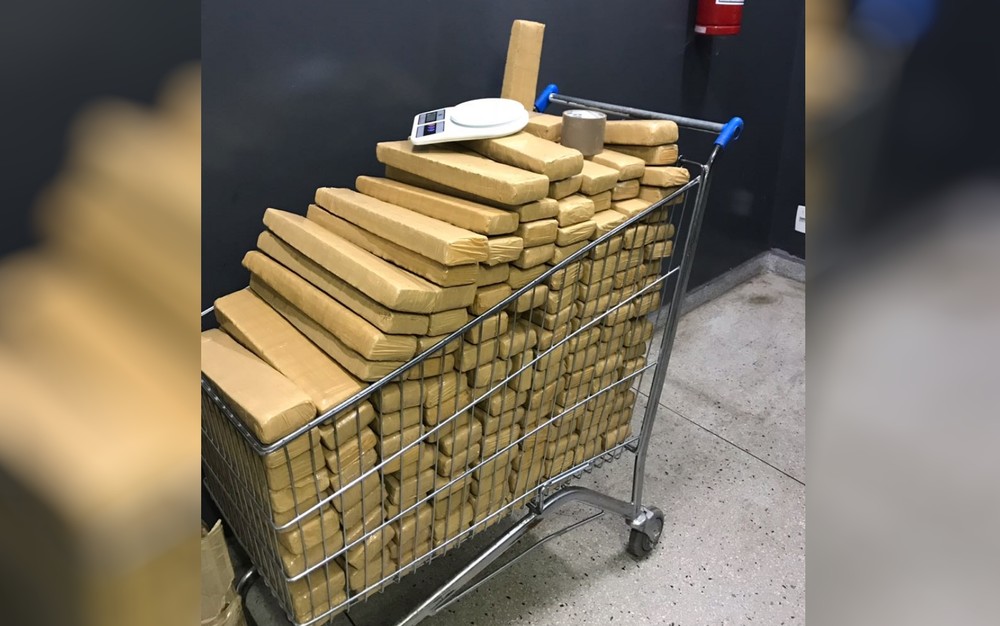 Mãe e filho são presos com 170 kg de maconha em casa