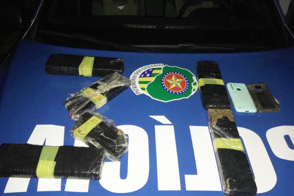 Suspeitos de tráfico drogas capotam moto ao fugir da polícia