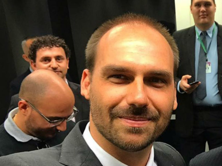 ‘Diplomacia sem arma é música sem instrumento’, diz Eduardo Bolsonaro
