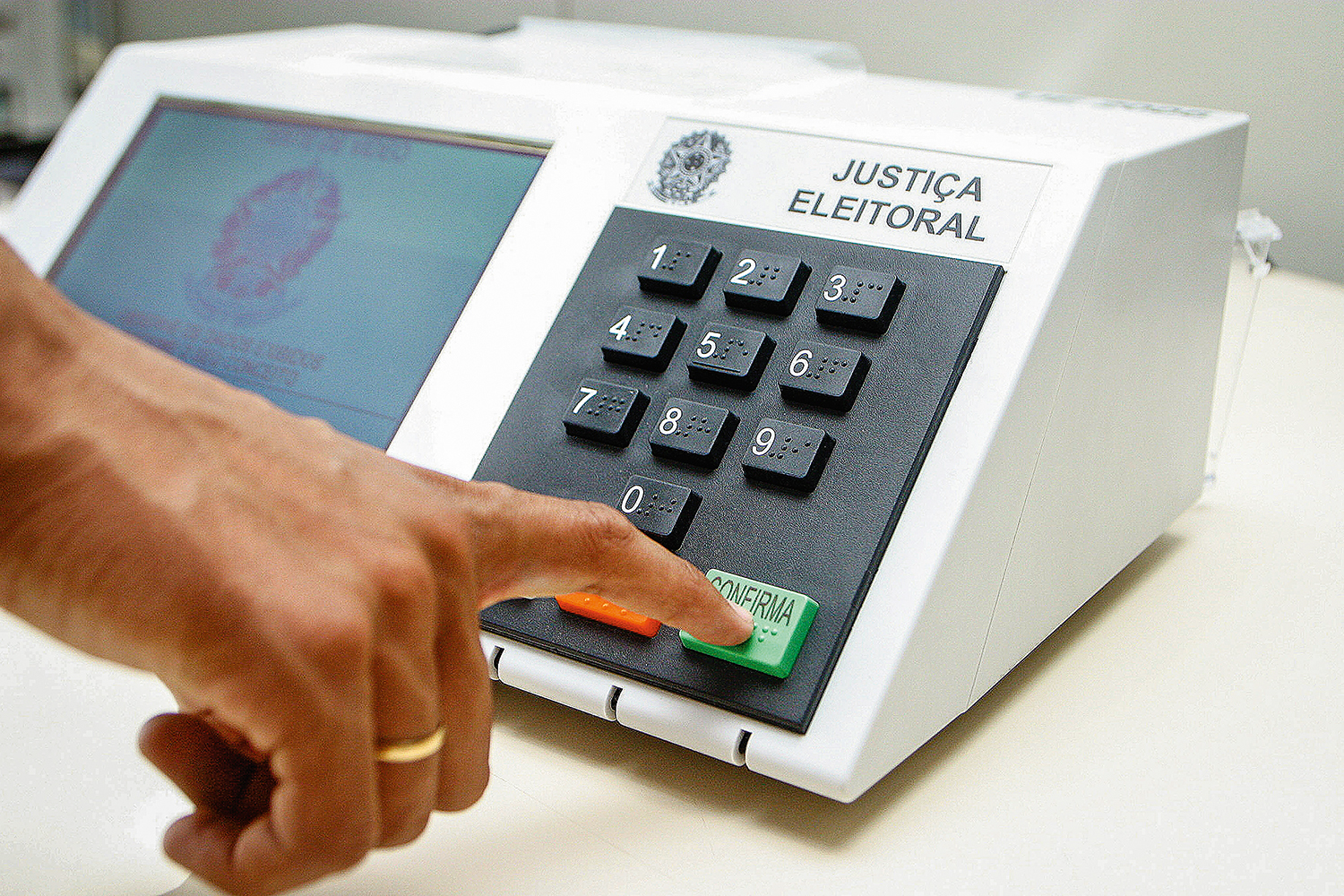 Candidatos ao governo de  Goiás mostram trunfos na TV