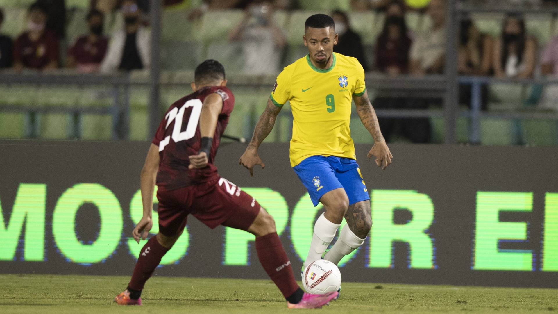 Brasil leva susto, mas vence Venezuela de virada fora nas Eliminatórias