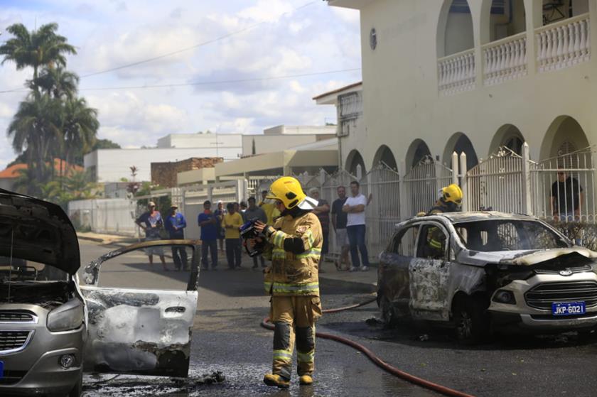 Ex-funcionário de embaixada é preso suspeito de incendiar carros da instituição