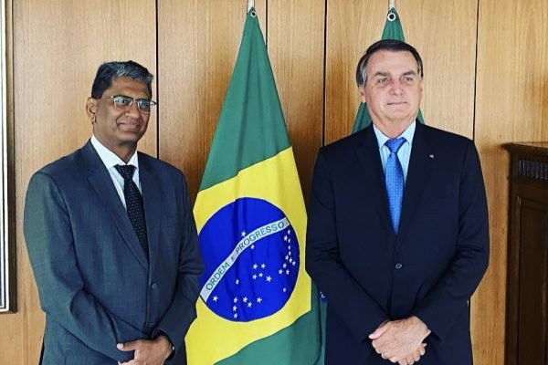 Após Índia atrasar entrega de vacinas, Bolsonaro recebe embaixador do país