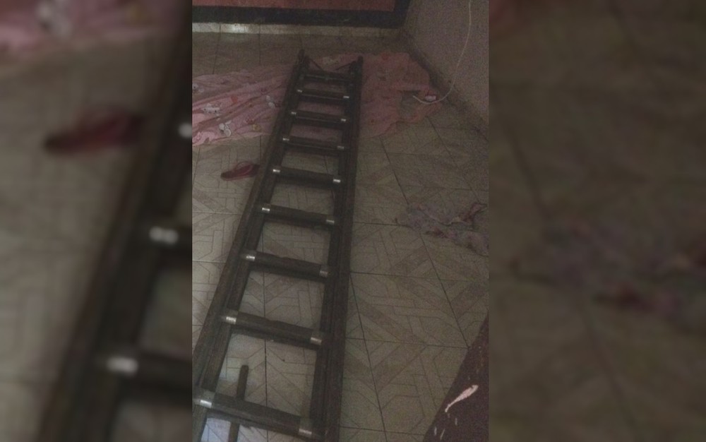Criança de 3 anos morre após ser atingida por escada enquanto brincava
