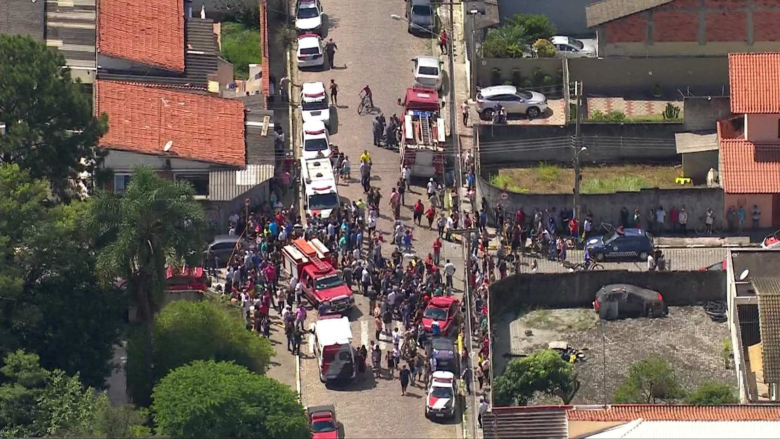 DE ACORDO COM POLÍCIA, ADOLESCENTES MATAM 6 PESSOAS DENTRO DE ESCOLA EM SP