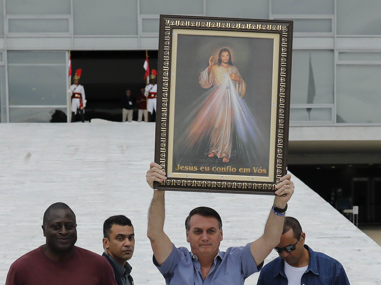Bolsonaro convoca população para 'dia de jejum e oração pela liberdade'