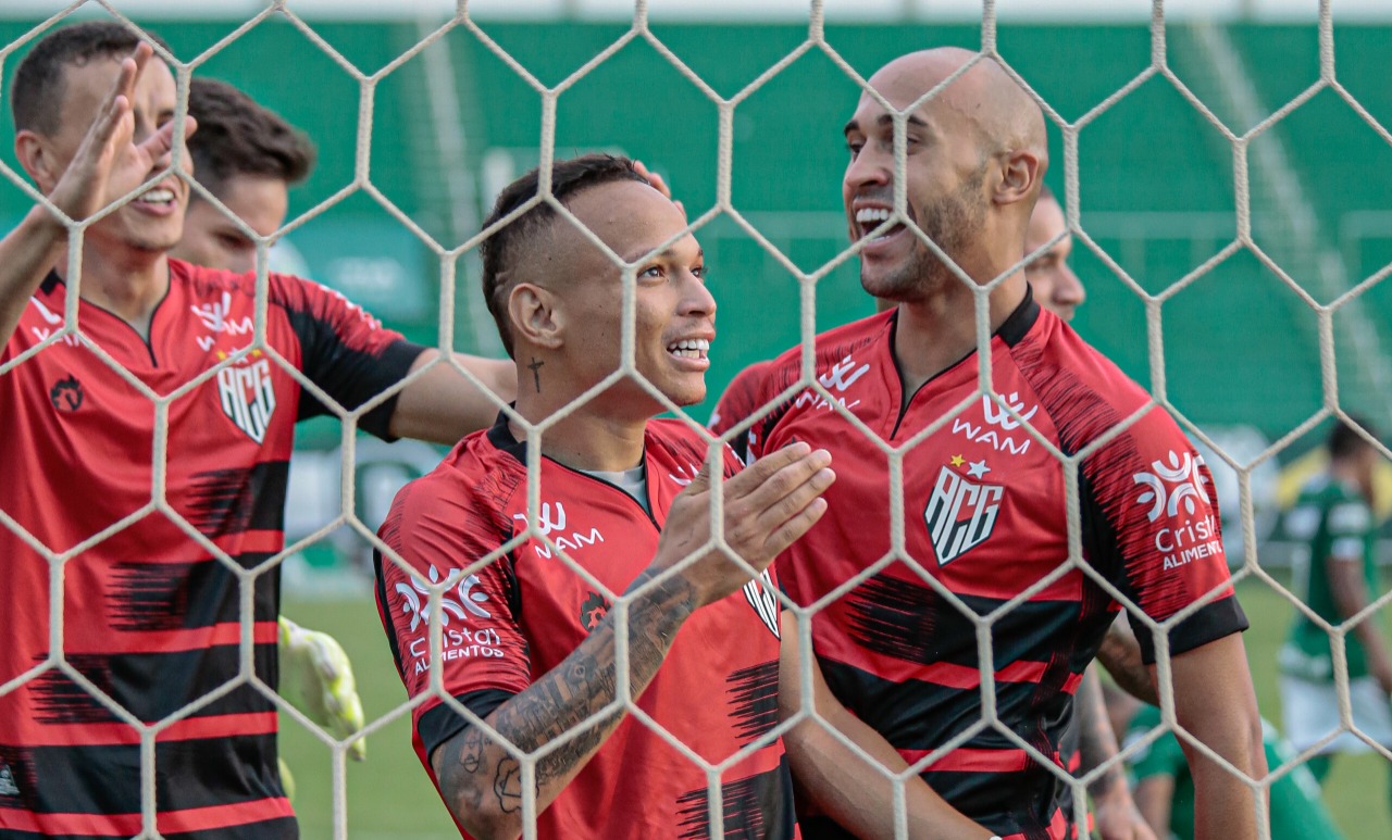 Goiás perde para Atlético-GO em casa e se complica no Goianão