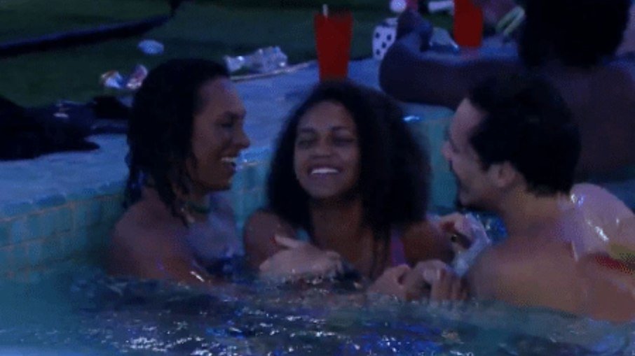 BBB 22: Eliezer cerca Jessi na piscina durante festa e web aponta assédio; vídeo