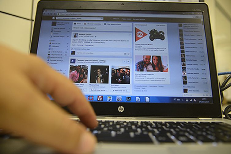 Pesquisa aponta que Facebook perde usuários para YouTube nos EUA