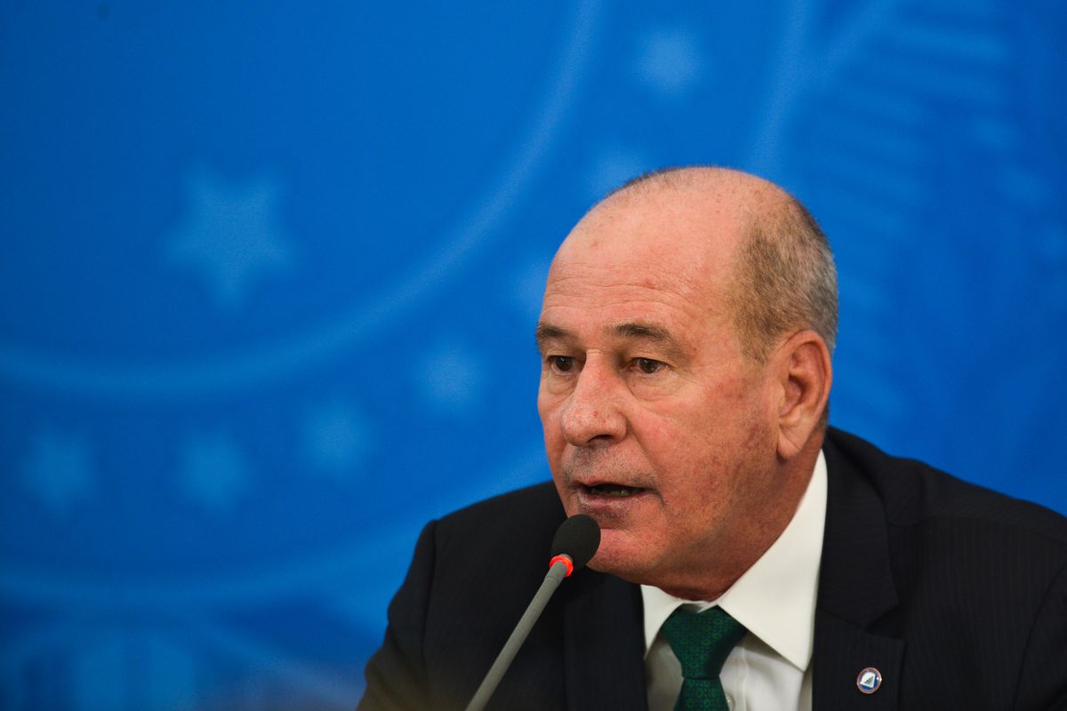 Ex Ministro diz que saiu para evitar envolvimento político das Forças Armadas com o Governo