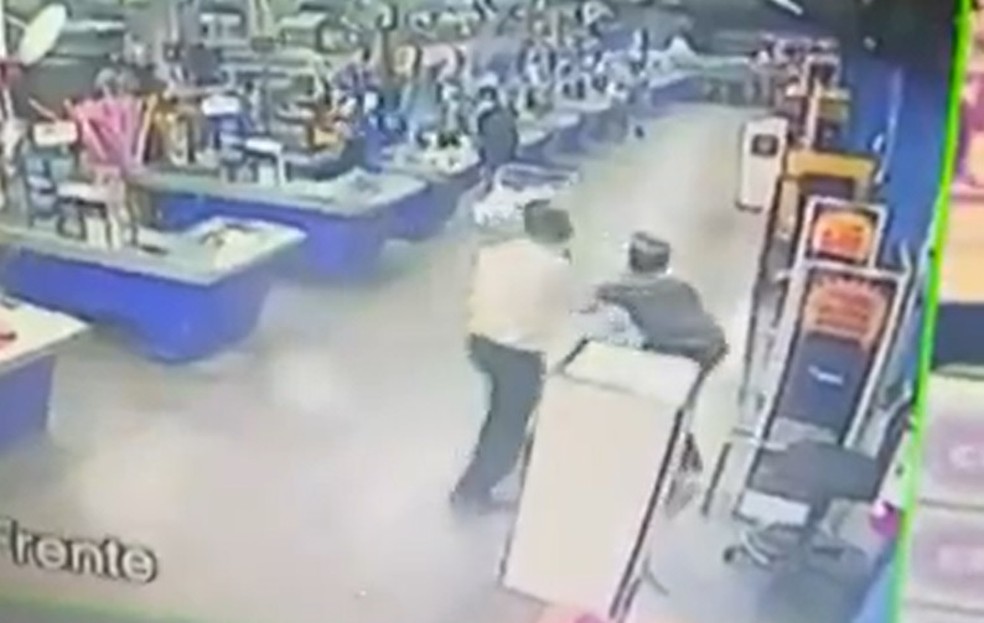 Fiscal é morto a facadas em supermercado