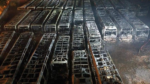 Incêndio atinge garagem do transporte coletivo e queima mais de 35 ônibus