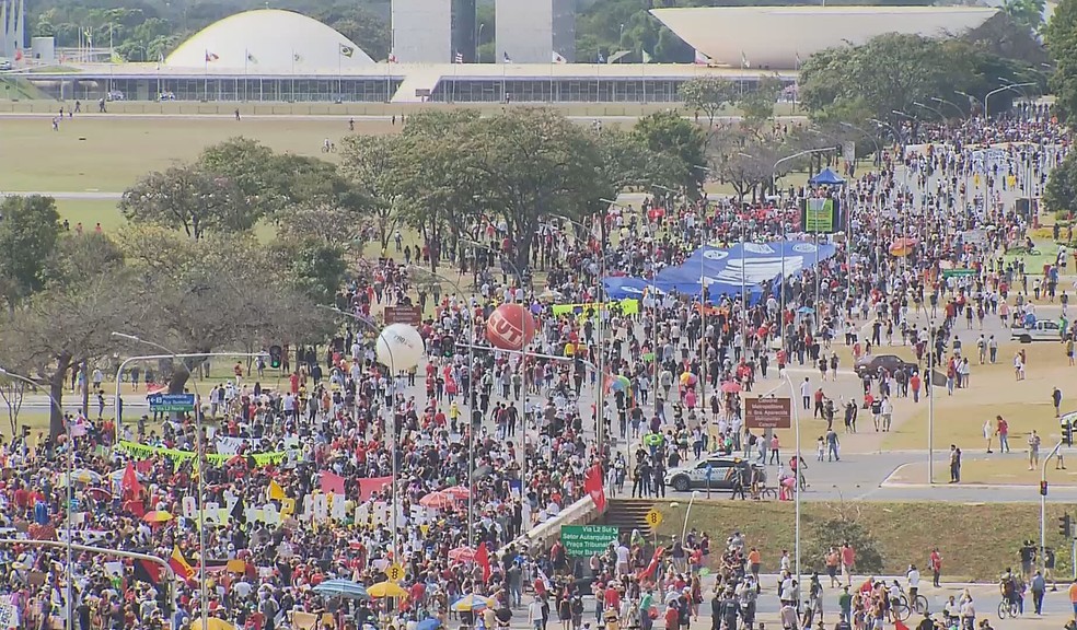 Manifestantes pró e contra Bolsonaro discutem após atos em Brasília