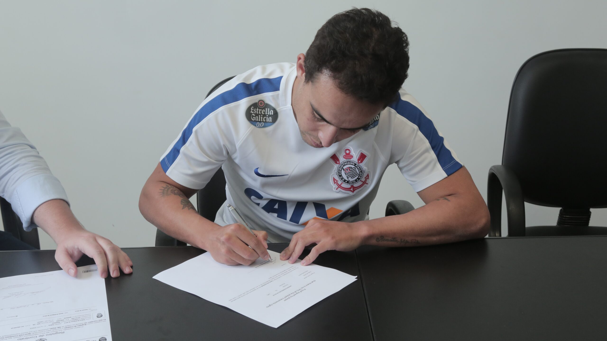 Mesmo longe, Jadson abre nova crise no Corinthians