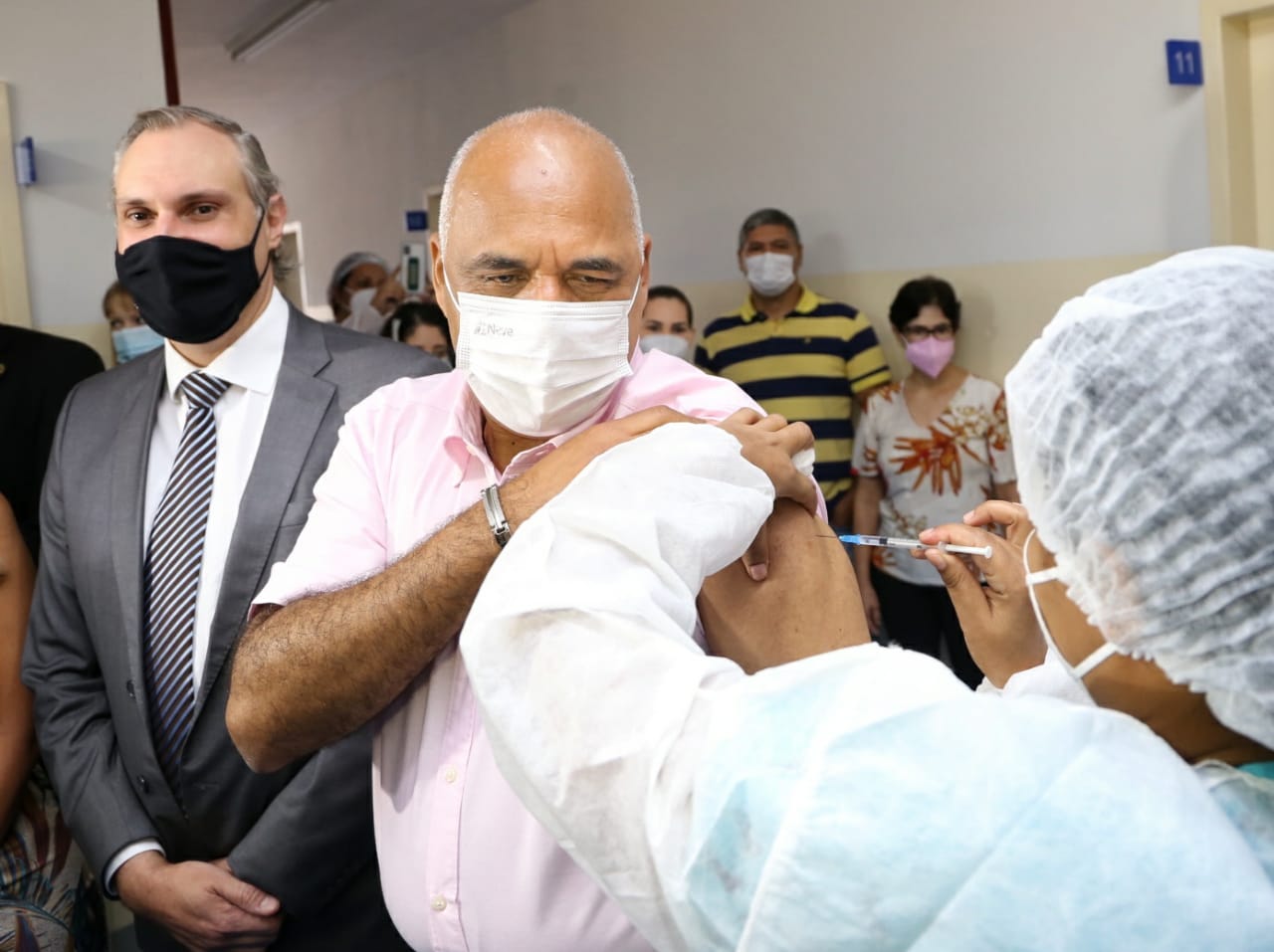 Rogério Cruz recebe a primeira dose de vacina contra Covid-19