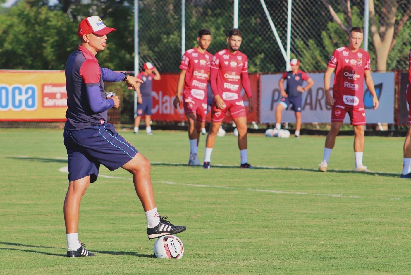 Eduardo Doma e Alex Silva são apresentados no Vila Nova e buscam titularidade no sistema defensivo