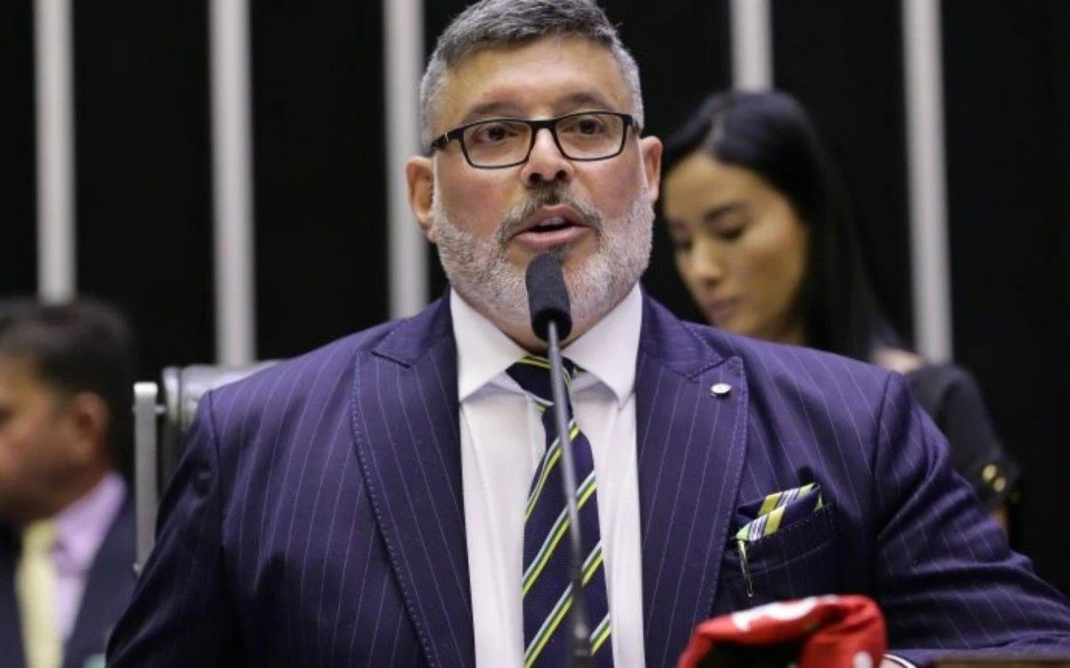 Frota denuncia Carla Zambelli à câmara após deputada interromper sessão da CPI