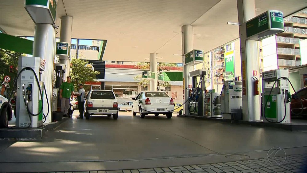 Após anuncio da Petrobras, gasolina passa a custar em média R$ 4,58 em Goiânia