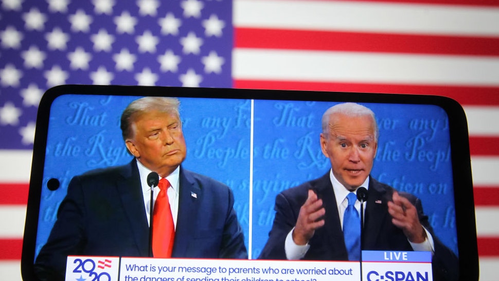Grandes empresas como Facebook doaram para campanha de Biden, enquanto trabalhadores braçais apoiam campanha de Trump