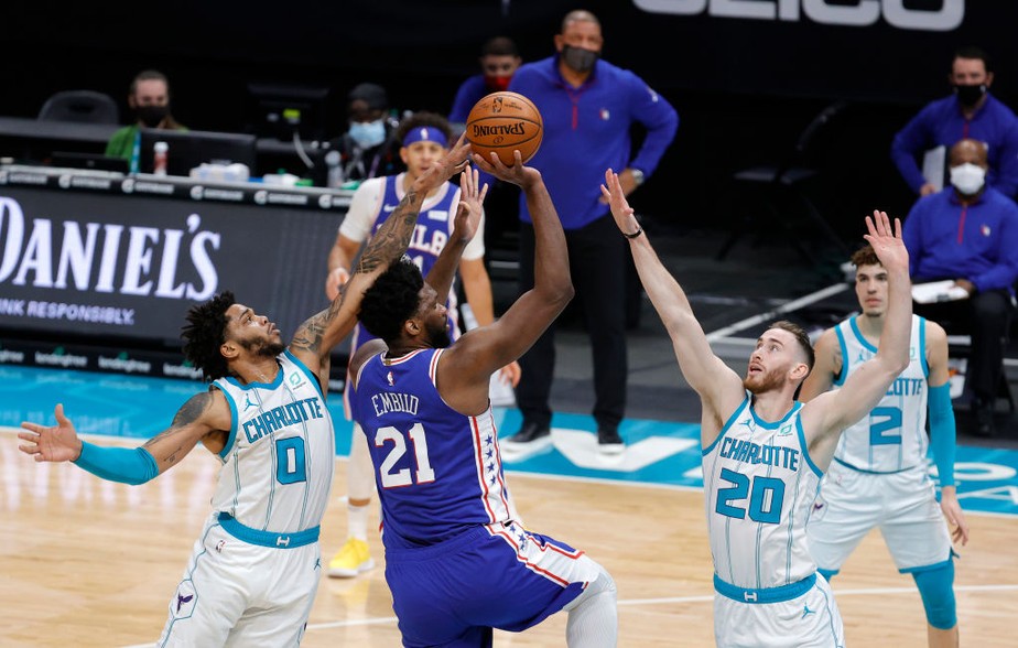 Em Los Angeles, 76ers vencem e impõem a quarta derrota seguida dos Lakers na NBA