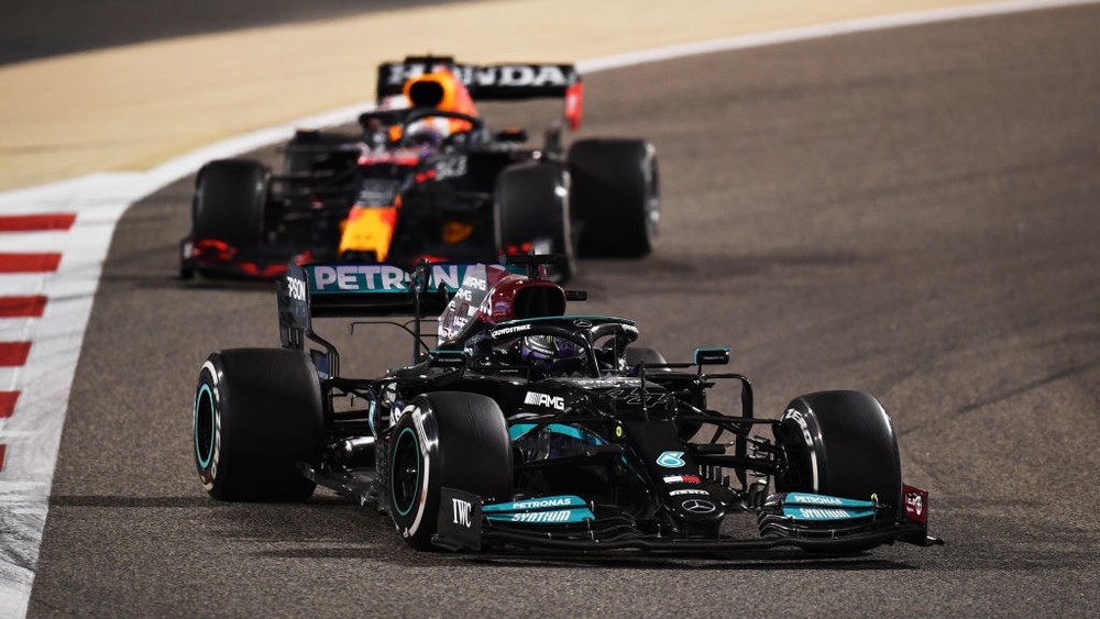 Em final emocionante, Hamilton segura Verstappen e vence no Bahrein com quebra de recorde