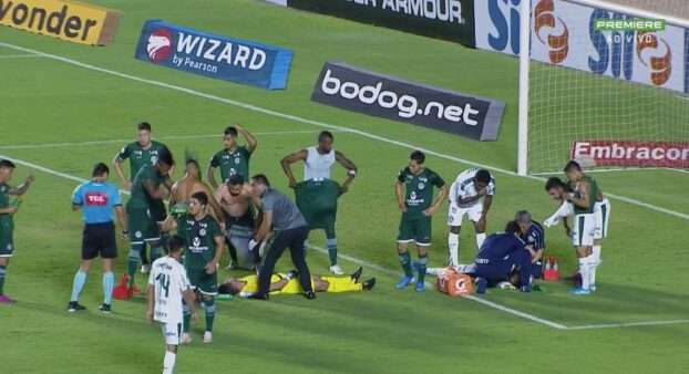 Goleiro do Goiás tranquiliza torcedores após susto no Serra