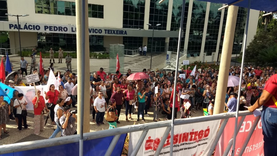 Professores da rede estadual deflagram greve por tempo indeterminado